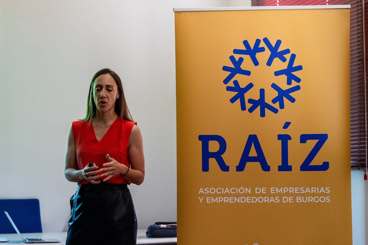 Más de 40 emprendedoras aprenden a impulsar la imagen de sus negocios junto a Alba García en el CEEI 1